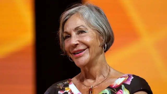 Alice Walton mulher idosa branca com cabelo curto grisalho