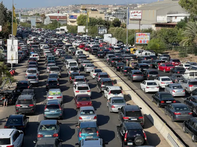 Carros em rodovia no Líbano