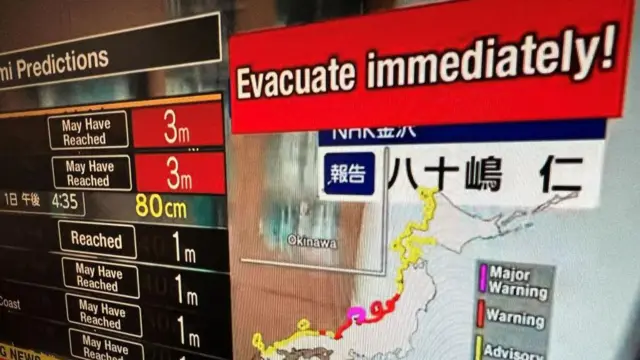 Uma mensagem de alerta em um programa de televisão pedindo que as pessoas evacuem a área depois que uma série de grandes terremotos atingiu a região central do Japão