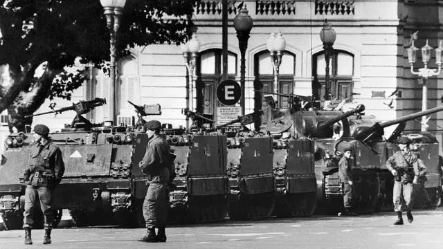 Soldados argentinos durante o golpe de 24 de março de 1976