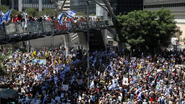 Manifestantes protestam em Tel Aviv nesta segunda (02/09) contra condução das negociações com o Hamas pelo governo Benjamin Netanyahu