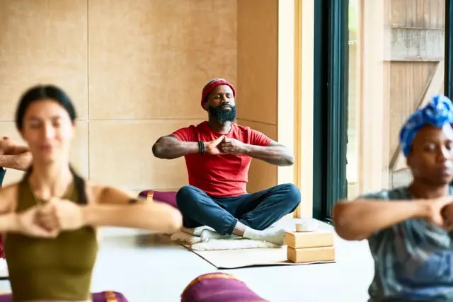 Grupo de pessoas em uma sala de meditação