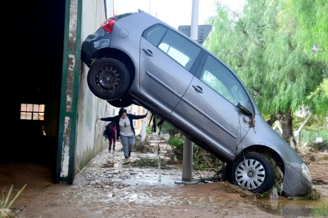 Carro arrastado pela chuva