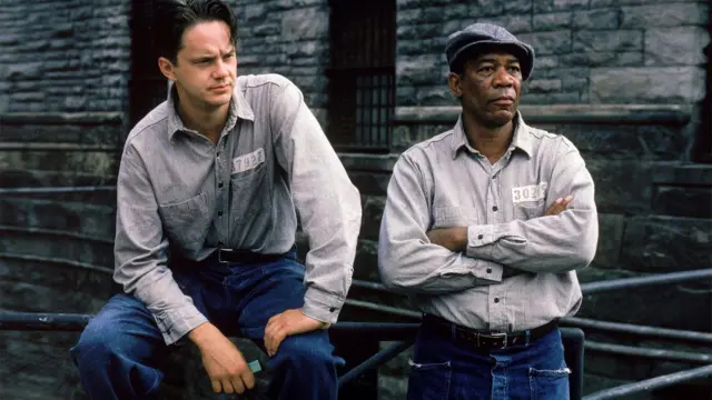 Tim Robbins e Morgan Freeman em cena do filme 'Um Sonho de Liberdade'