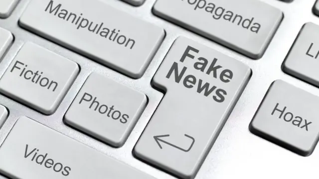 Teclado de computador com os escritos 'Fake News'