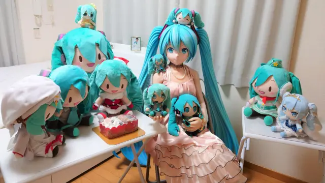 Várias bonecas de Miku