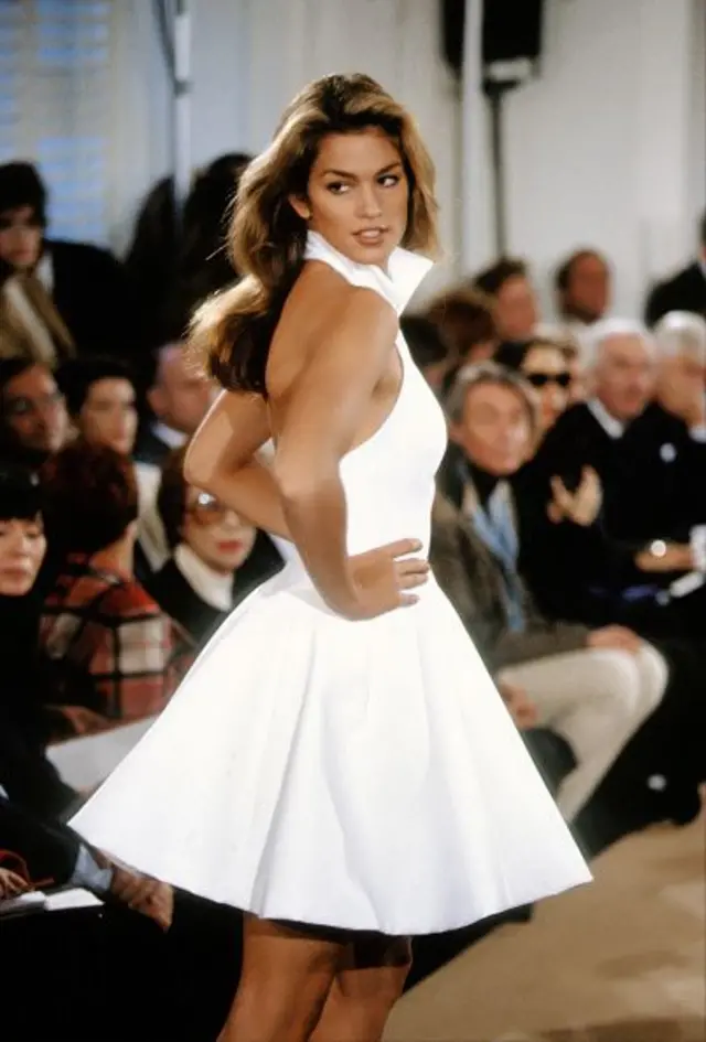 Crawford com vestido Ralph Lauren durante a Semana de Moda de Nova York de 1991.

