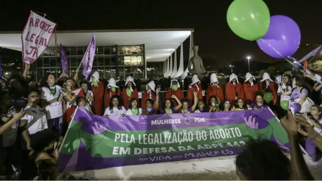 Manifestantes pró-aborto se vestem como personagens da série The Handmaid's Tale em frente ao STF