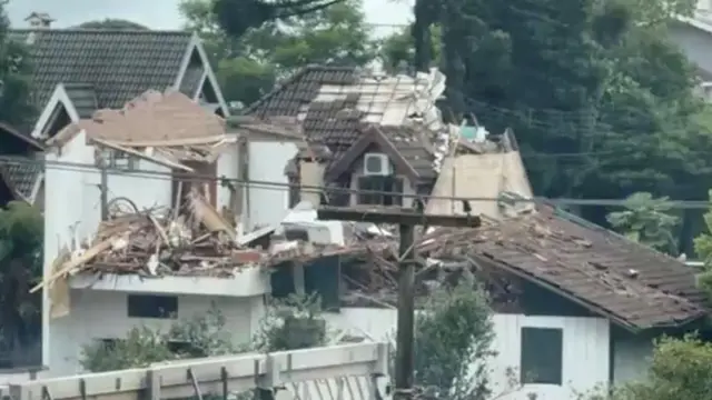 Imagem mostra parte de casa que foi atingida por aeronave em Gramado, no Rio Grande do Sul