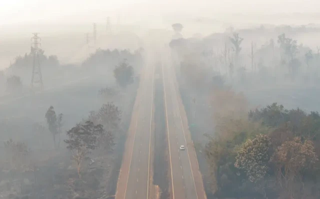 Rodovias encobertas por fumaça de queimada