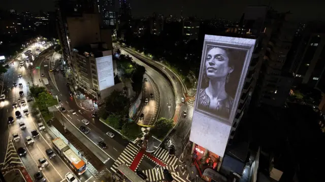 Foto de Marielle Franco projetada em prédio em São Paulo (SP) à noite