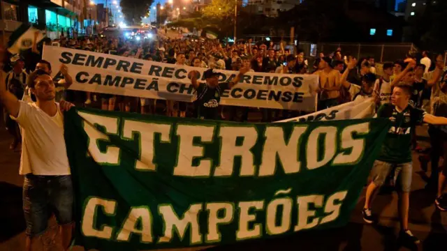 Torcedores com faixas lembrando o desastre aéreo que ceifou a vida de jogadores da Chapecoense