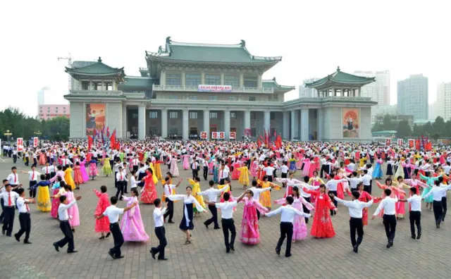 Baile para celebrar o dia nacional da Coreia do Norte