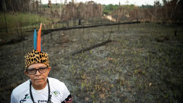 Zé Bajaga em área queimada
