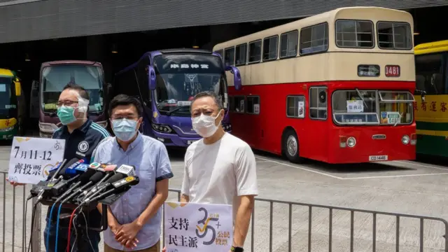 （左至右）香港西九龙高铁站巴士总站外赵家贤、区诺轩与戴耀廷对记者讲话（11/7/2020）