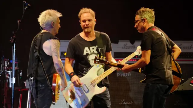 Mike McCready, Eddie Vedder e Stone Gossard do Pearl Jam em show na Califórnia