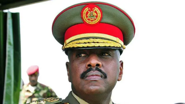 Muhoozi Kainerugaba yambaye ingofero ndende ya gisirikare