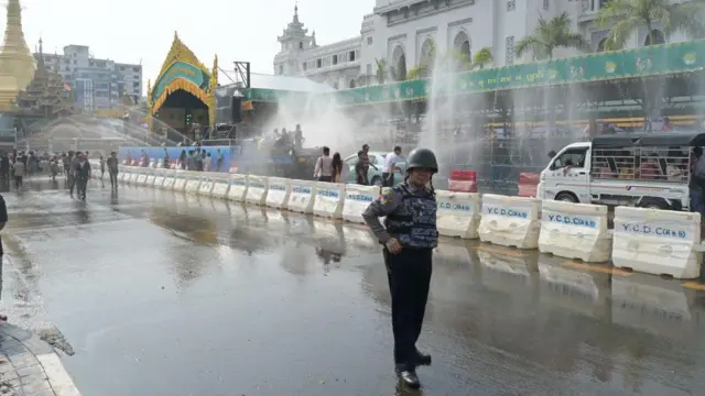 ၂၀၂၄ ခုနှစ် သင်္ကြန် ရန်ကုန်မြို့တော်ခမ်းမရှေ့  မြင်ကွင်း