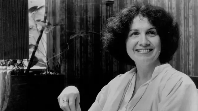 Alice Munro sorri em foto preta e branca