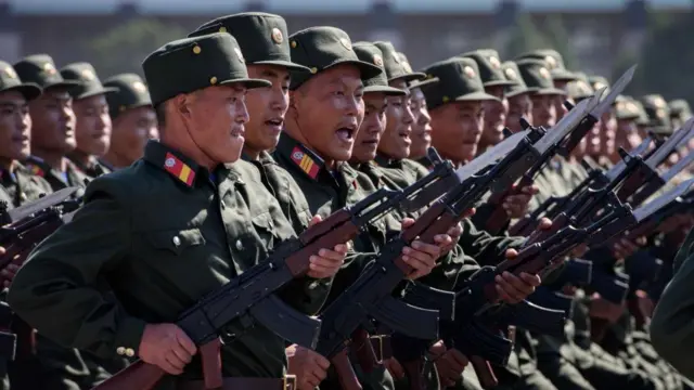 Soldados do Exército Popular da Coreia (KPA) marcham durante uma manifestação em massa na praça Kim Il Sung, em Pyongyang, em 9 de setembro de 2018.