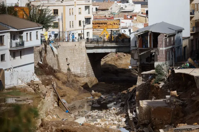 Cena de cidade destruída com casas desmoronadas 