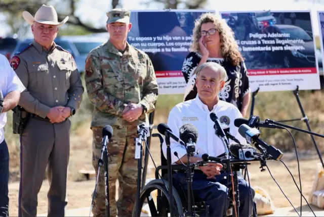 O governador do Texas, Greg Abbott, durante coletiva de imprensa em 19 de dezembro de 2024.  REUTERS/Evan Garcia
