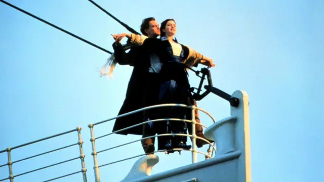 Leonardo DiCaprio e Kate Winslet na grade do Titanic durante cena do filme.