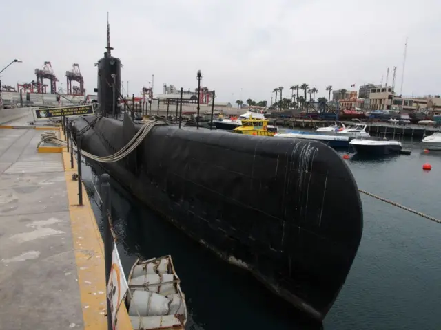 O submarino Abtao, amarrado em El Callao.