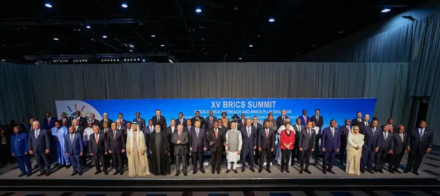 Imagem à distância de presidentes dos países amigos do Brics, incluindo o presidente brasileiro Luiz Inácio Lula da Silva, com um painel atrás que contém o texto "XV Brics Summit",  após a reunião do grupo, no Sandton Convention Centre, em Joanesburgo, África do Sul, em 2023..