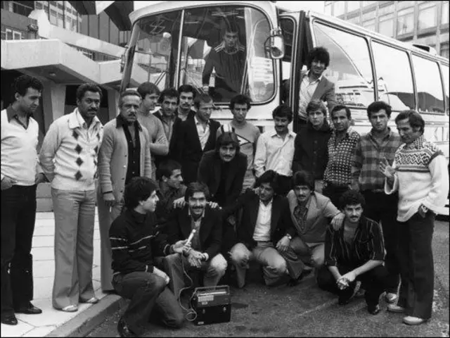 UEFA Kupası elemelerinde Birmingham'da West Bromwich Albion takımı ile karşılaşmaya hazırlanan Galatasaray ekibi, BBC Türkçe'den Hüseyin Sükan ve Sabih Aykoler ile (en sağda) görüşüyor. Fotoğrafta Fatih Terim de yer alıyor. (1982)