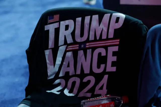 Camisa estampada com os nomes Trump e Vance 