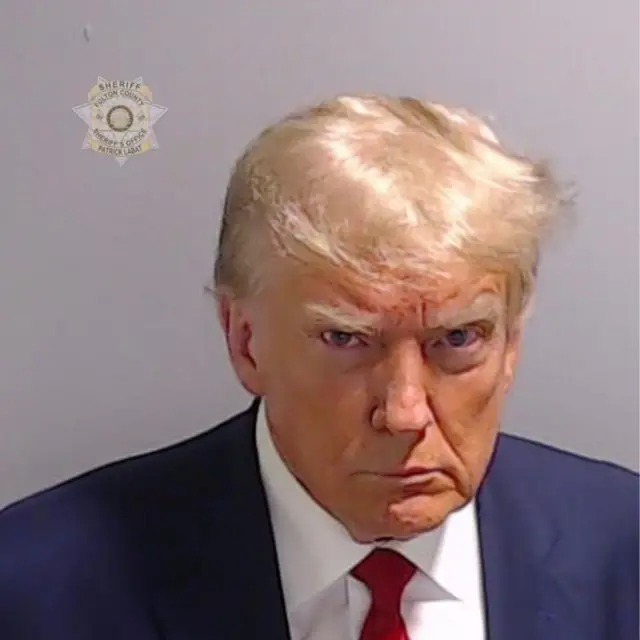 Donald Trump'ın gözaltı fotoğrafı.