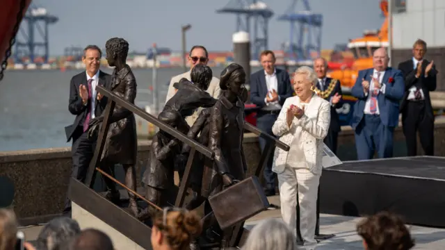 Stephanie Shirley na inauguração de monumento na Inglaterra