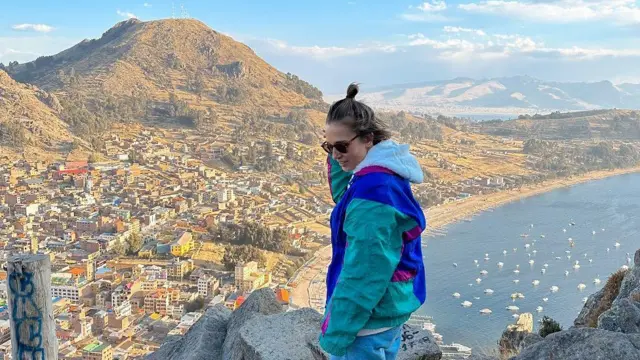 Marina Guaragna em frente a vista de Copacabana