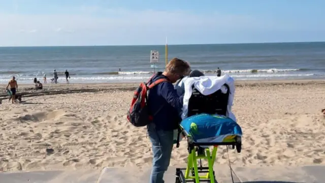 Casal de idosos observando o mar