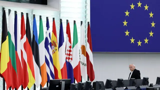 Sala do Parlamento Europeu com as bandeiras dos países que fazem parte da União Europeia