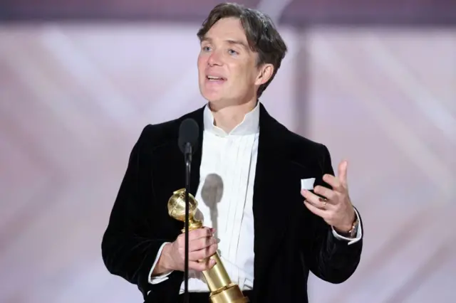 Cillian Murphy com prêmio pela atuação em Oppenheimer, na cerimônia do Globo de Ouro de 2024, em Los Angeles, no dia 7 de janeiro de 2024