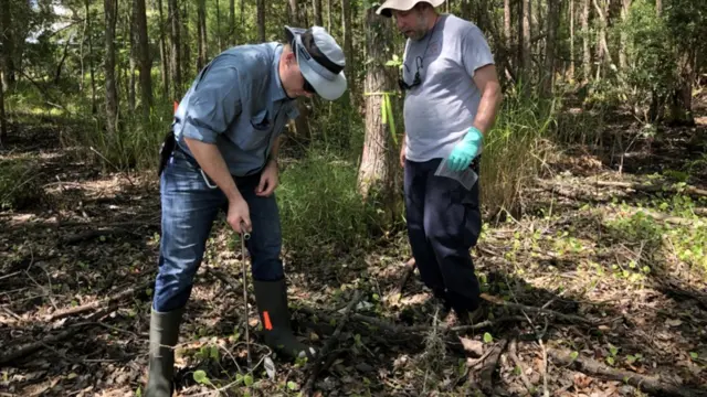 Geólogos trabalhando na fazenda