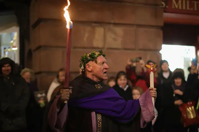 Um ator recita as palavras do Imperador Domiciano no início da Saturnália em Chester