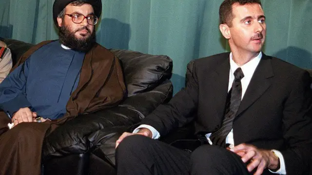 O falecido líder do Hezbollah, Hassan Nasrallah, ao lado de Bashar al-Assad em junho de 2000 