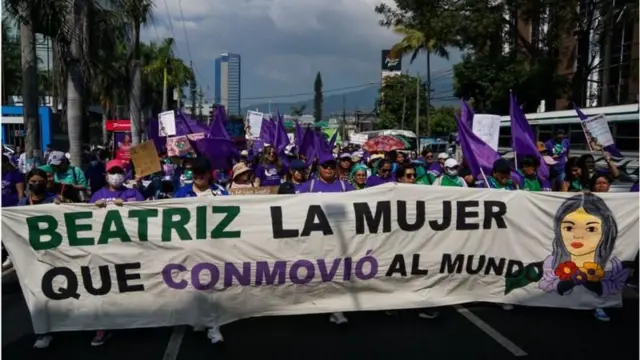 Protestos em El Salvador com faixa onde se lê "Beatriz, a mulher que comoveu o mundo", em espanhol