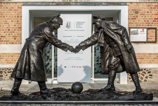 Estátua de Andrew Edwards retratando um soldado britânico e um alemão durante a Trégua de Natal na Bélgica