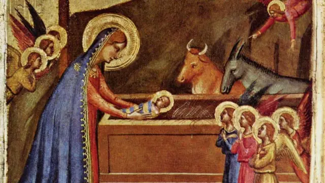 Pintura medieval mostra Maria colocando o bebê Jesus na manjedoura, com anjos rezando e um boi e um burro ao fundo. Obra de Bernardo Daddi, por volta de 1325