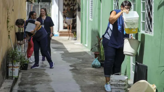 Agentes de saúde fazem vistoria para eliminar focos de dengue em casas na Grande SP