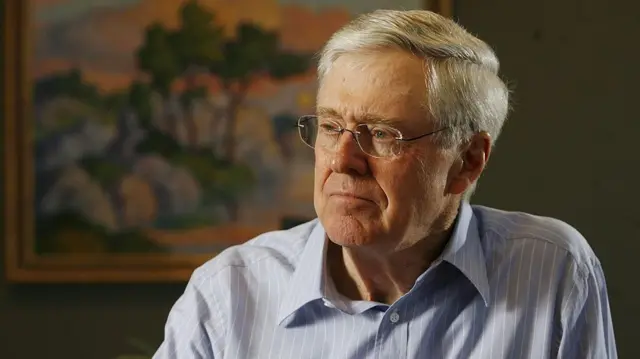 O empresario Charles Koch, homem idoso branco de óculos