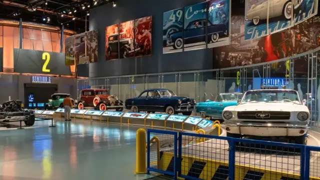 Interior do Museu Henry Ford de Inovações Americanas 