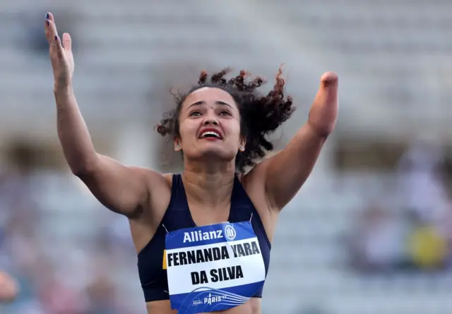 Fernanda Yara da Silva, do Brasil, comemora a vitória após a Final dos 400m T47 no Campeonato Mundial de Atletismo Paralímpico Paris 2023