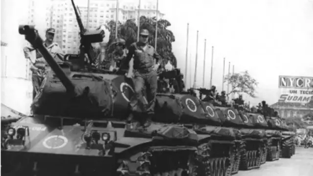 Tanques ocupam avenida no Rio de Janeiro em 1968