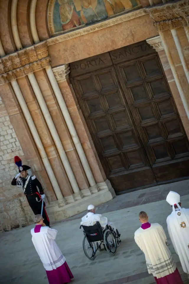 O papa abre a porta santa de L'Aquila