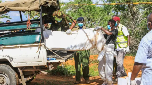 Profissionais recolhem corpos enrolados em tecidos brancos